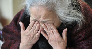 donnaanziana-lacrime